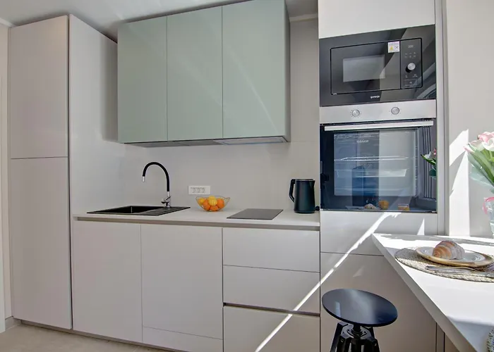 Delux Angie With Free Parking Апартаменти *