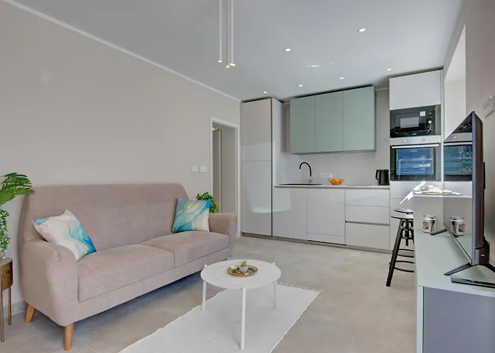 Delux Angie With Free Parking Апартаменти *