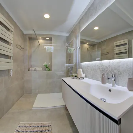 Delux Angie With Free Parking Pula